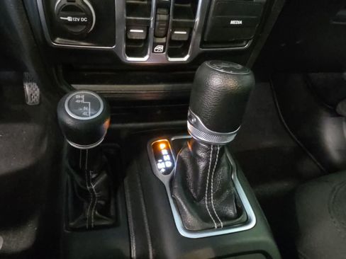 Used 2019 Jeep Wrangler Unlimited Sahara AWD/4WD image 26