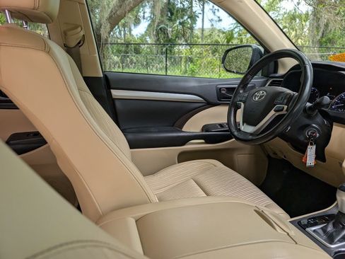 Used 2019 Toyota Highlander Plus AWD/4WD image 10