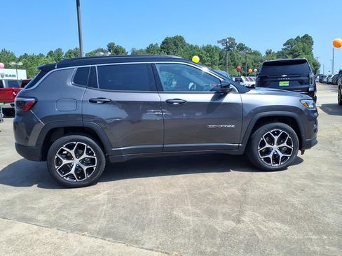 Used 2024 Jeep Compass Limited AWD/4WD image 2