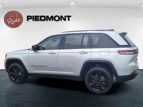 Certified 2023 Jeep Grand Cherokee Altitude AWD/4WD image 8