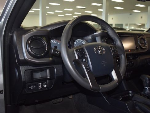 Used 2017 Toyota Tacoma TRD Off-Road image 31