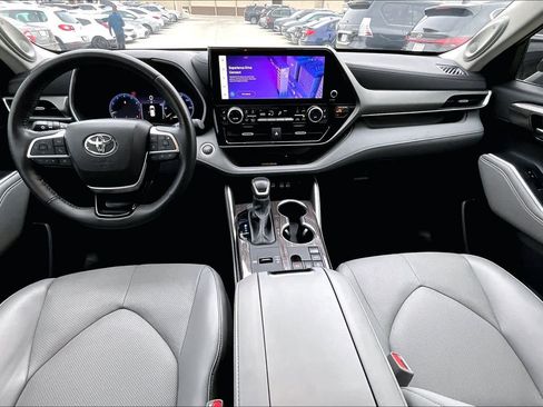 Used 2024 Toyota Highlander Limited image 15