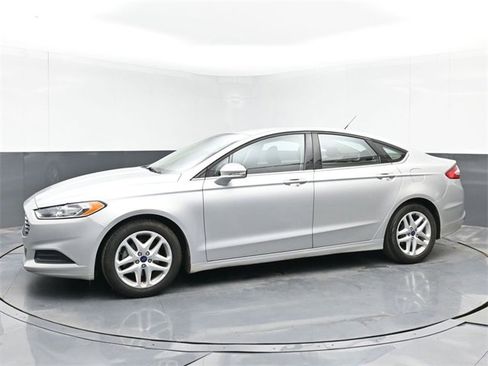 Used 2016 Ford Fusion SE image 12