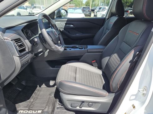 Used 2025 Nissan Rogue SV AWD/4WD image 3