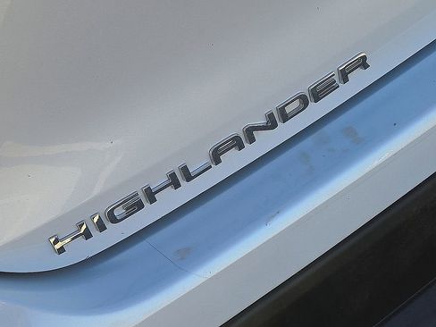 Used 2022 Toyota Highlander XLE image 12