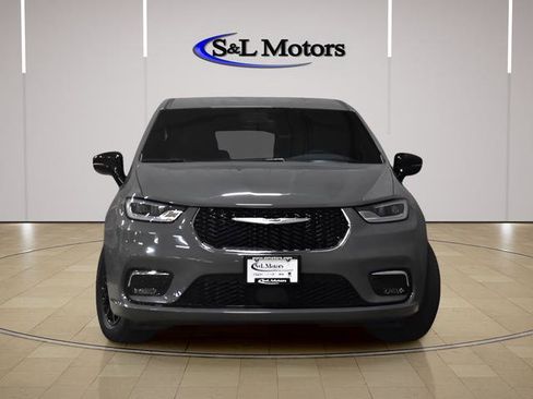 Used 2025 Chrysler Pacifica Select FWD image 2