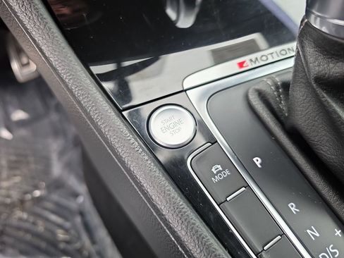 Used 2016 Volkswagen Golf R 4-Door image 18