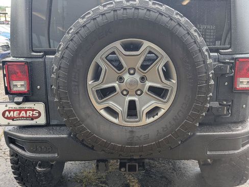 Used 2017 Jeep Wrangler Unlimited Rubicon w/ Connectivity Group AWD/4WD image 8