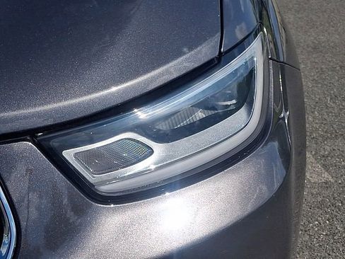 Used 2023 Chrysler Pacifica Touring-L FWD image 9