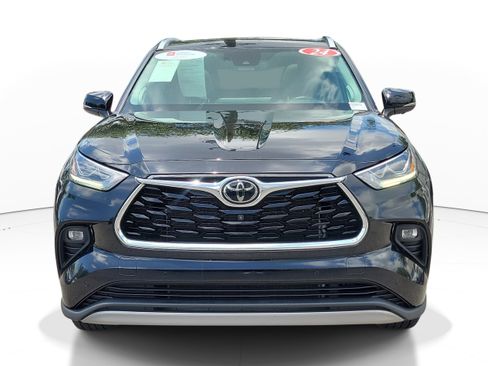 Certified 2024 Toyota Highlander Platinum FWD image 2