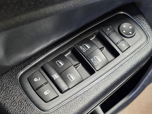 Used 2015 Chrysler 300 S image 21