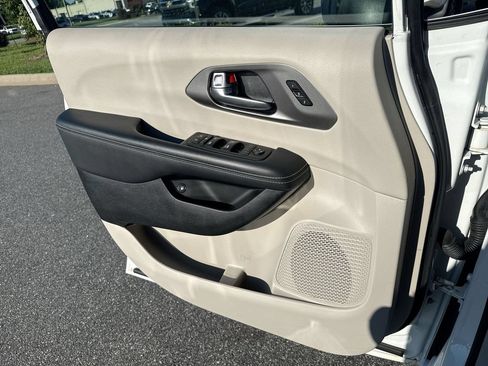Used 2023 Chrysler Pacifica Touring-L FWD image 18