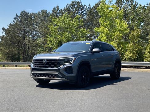 Used 2024 Volkswagen Atlas Cross Sport SE w/ Panoramic Sunroof Package image 11