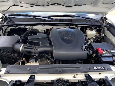 Used 2019 Toyota Tacoma TRD Off-Road AWD/4WD image 10