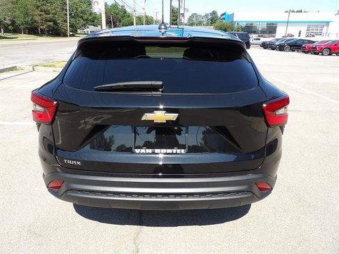 Certified 2024 Chevrolet Trax LS FWD image 4