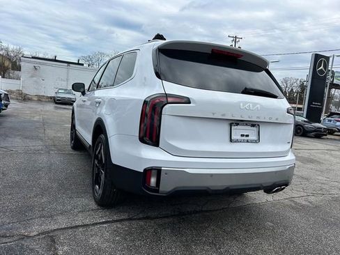 Used 2024 Kia Telluride EX w/ EX Captain's Chair Package image 4
