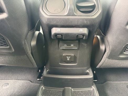 Used 2019 Jeep Wrangler Unlimited Rubicon w/ Dual Top Group AWD/4WD image 31