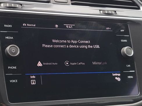 Used 2021 Volkswagen Tiguan SE image 34