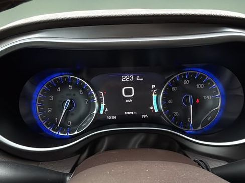 Used 2017 Chrysler Pacifica Touring-L Plus w/ Tire & Wheel Group FWD image 13