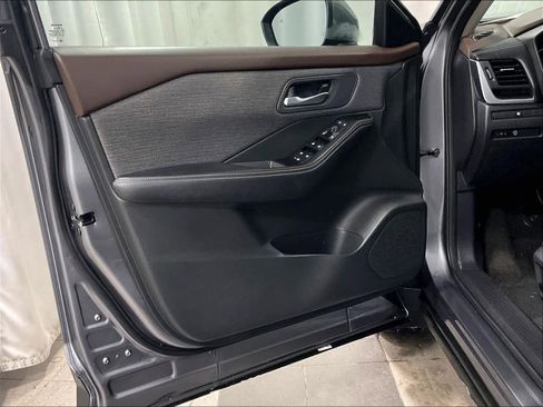 Used 2023 Nissan Rogue SV image 9