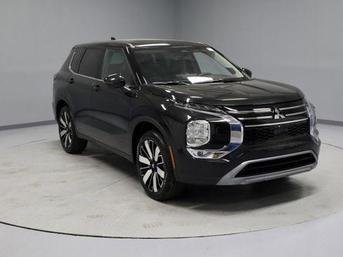 New 2025 Mitsubishi Outlander SE image 2