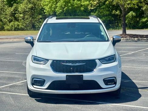 Used 2023 Chrysler Pacifica Limited image 12