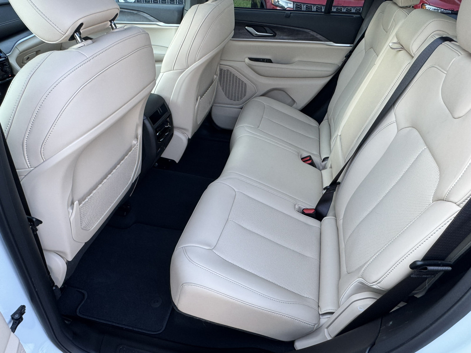 Used 2025 Jeep Grand Cherokee Limited w/ Luxury Tech Group II RWD image 24