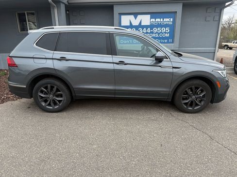 Used 2022 Volkswagen Tiguan SE w/ Panoramic Sunroof Package image 10