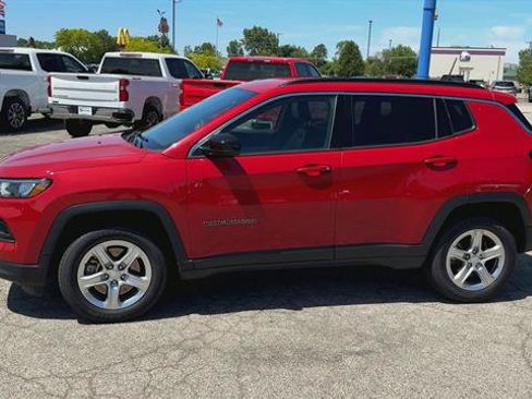 Used 2024 Jeep Compass Latitude AWD/4WD image 5