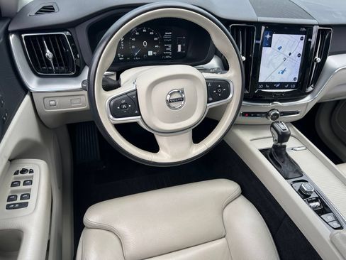 Used 2019 Volvo XC60 T5 Momentum w/ Premium Package FWD image 33
