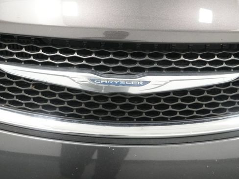 Used 2017 Chrysler Pacifica Touring-L Plus FWD image 12