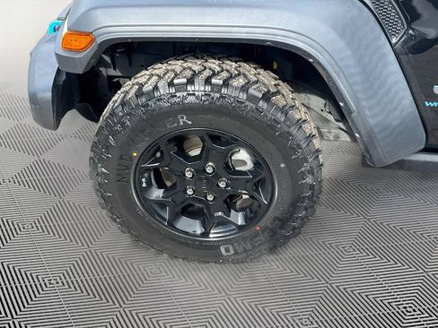 Used 2023 Jeep Wrangler Unlimited w/ Sun & Screen Package AWD/4WD image 35