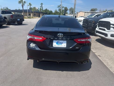 Used 2019 Toyota Camry SE FWD image 3