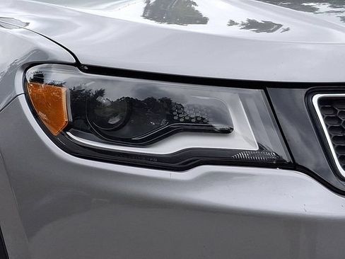 Used 2018 Jeep Compass Latitude w/ Safe & Security Group AWD/4WD image 10
