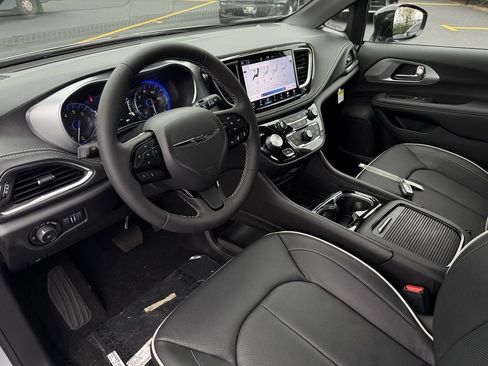New 2026 Chrysler Pacifica Limited w/ Uconnect Theater Family Group image 14