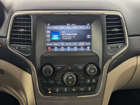 Used 2021 Jeep Grand Cherokee Laredo RWD image 20