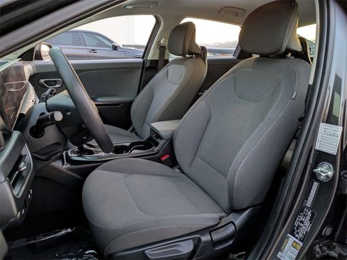 Used 2025 Kia K4 LXS image 23