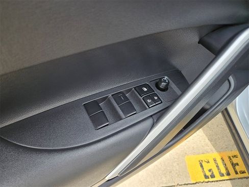 Used 2025 Toyota Corolla Cross LE image 14