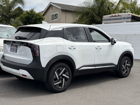 Used 2025 Nissan Kicks SV w/ Charging Package FWD image 3