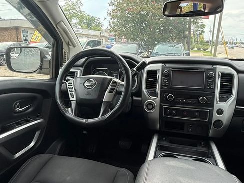Used 2018 Nissan Titan SV w/ SV Convenience Package RWD image 11