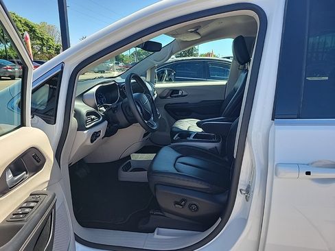 Used 2024 Chrysler Pacifica Touring-L FWD image 10
