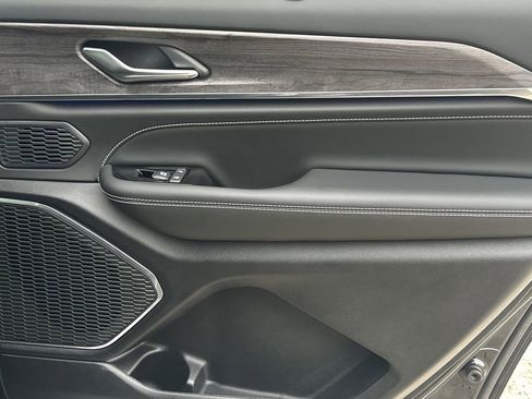 Used 2024 Jeep Grand Cherokee L Overland w/ Advanced Protech Group III image 17