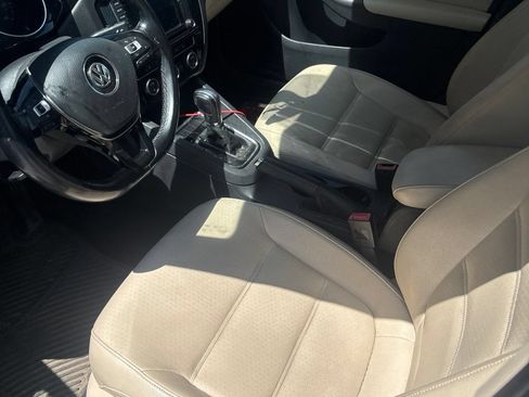 Used 2017 Volkswagen Jetta SEL FWD image 2