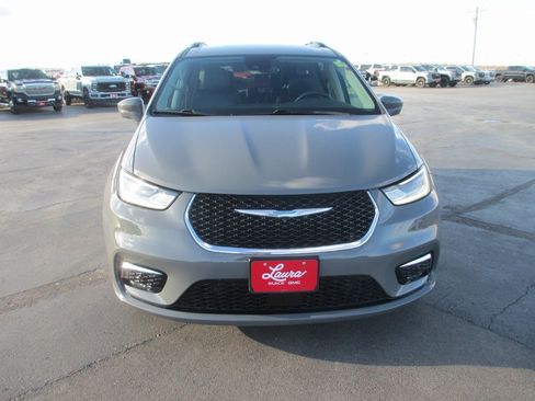 Used 2021 Chrysler Pacifica Touring-L image 10