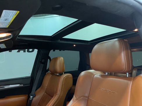 Used 2016 Jeep Grand Cherokee SRT image 12