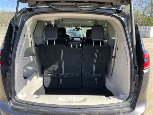 Certified 2023 Chrysler Pacifica Touring-L FWD image 44