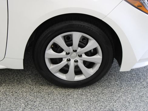 Used 2026 Toyota Corolla LE FWD image 5