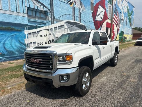 Used 2018 GMC Sierra 2500 SLE w/ SLE Preferred Package AWD/4WD image 2
