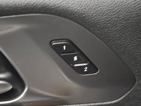 Used 2017 Chrysler Pacifica Limited image 34