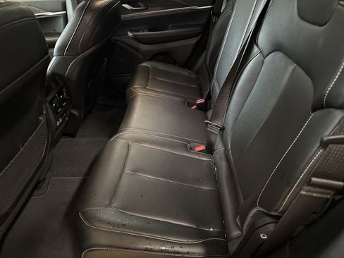 Used 2023 Jeep Grand Cherokee Limited w/ Black Appearance Package AWD/4WD image 12